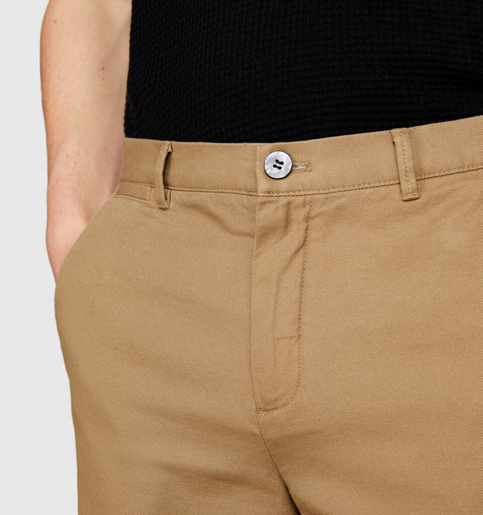 Slim comfort fit bermudas - men's shorts - Camel | Sisley image number 5